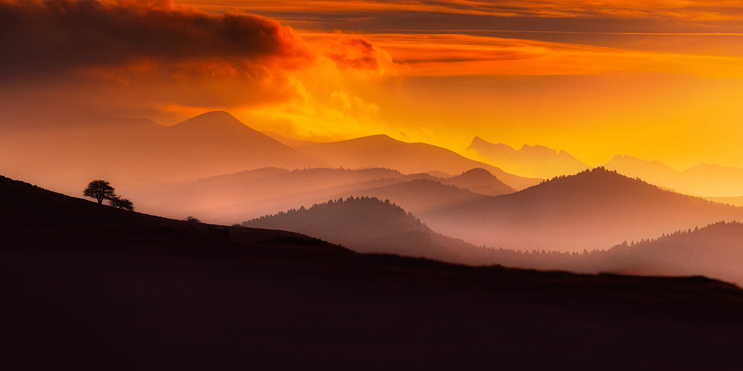 Crêtes embrasées par le coucher du soleil, vues depuis le massif d'Iraty