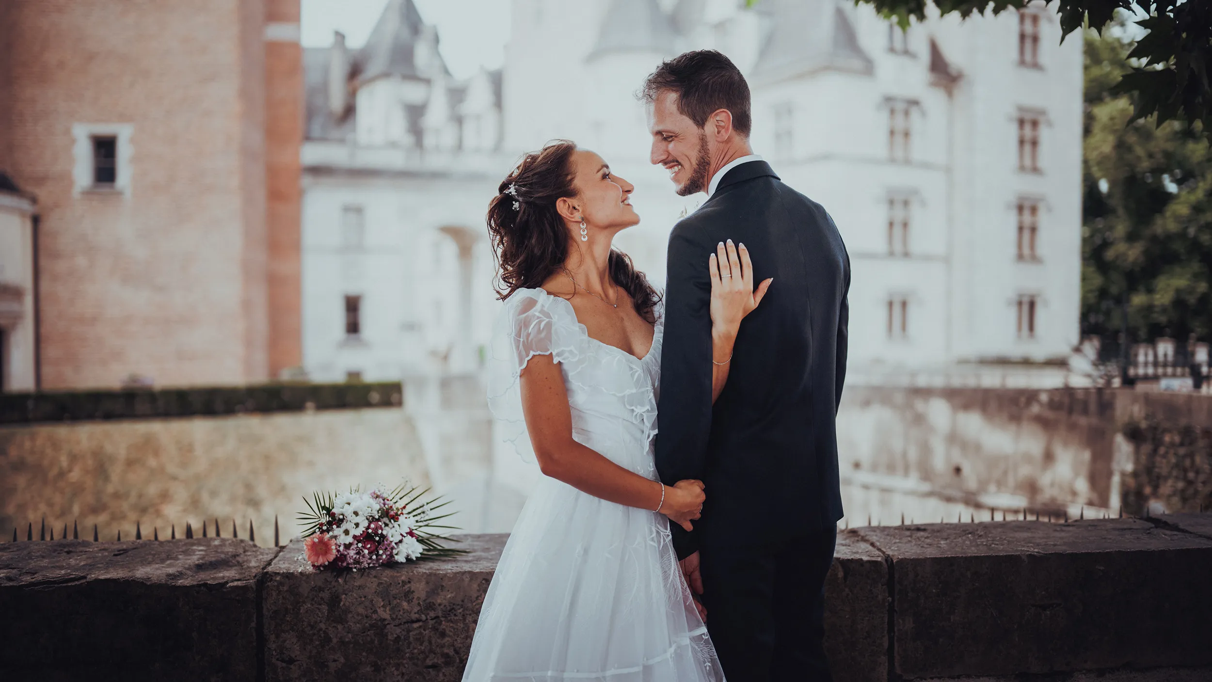 Photo de mariage devant le château de Pau dans les Pyrénées Atlantiques