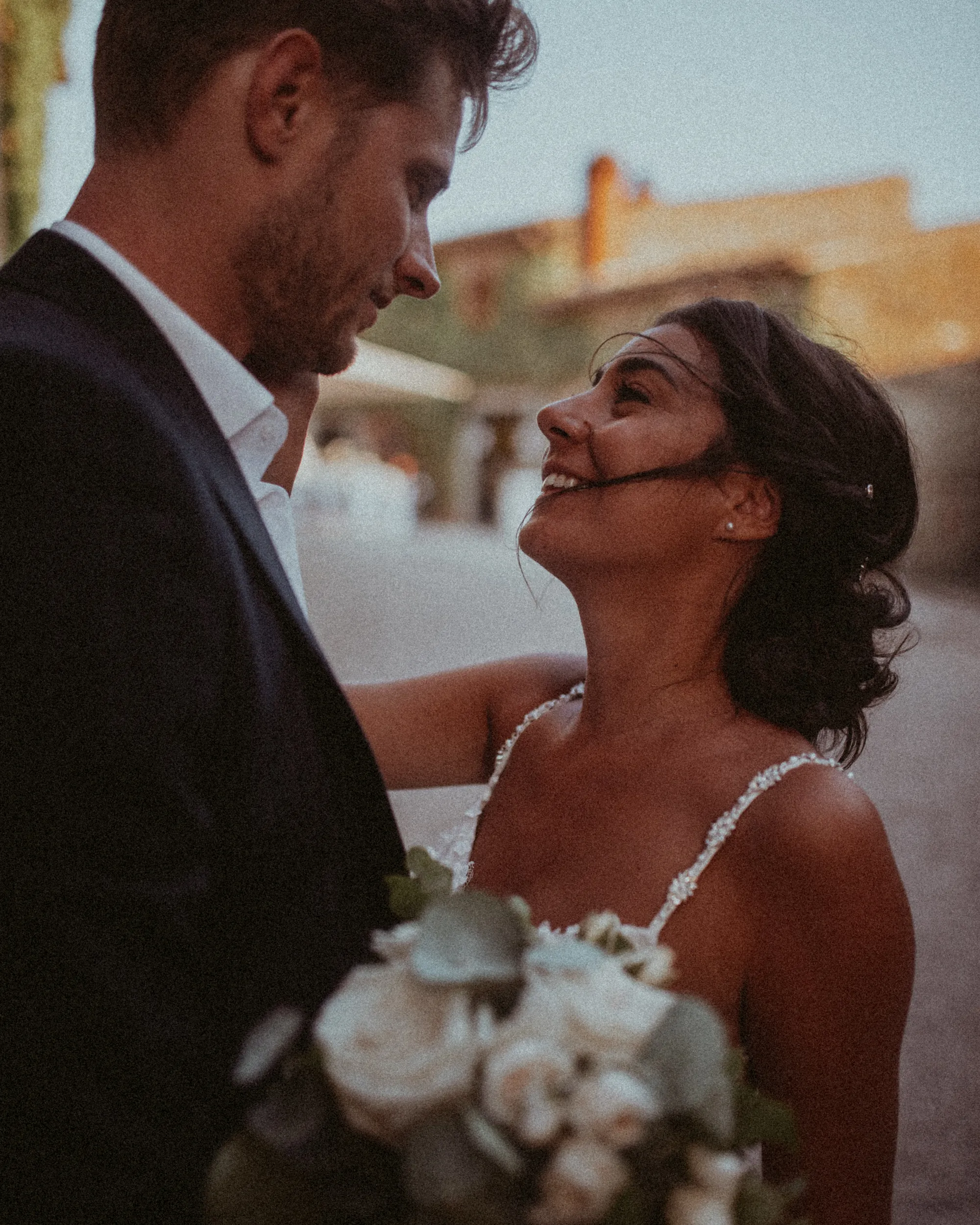 Regard amoureux et complicité, mariage en Toscane dans le Chianti