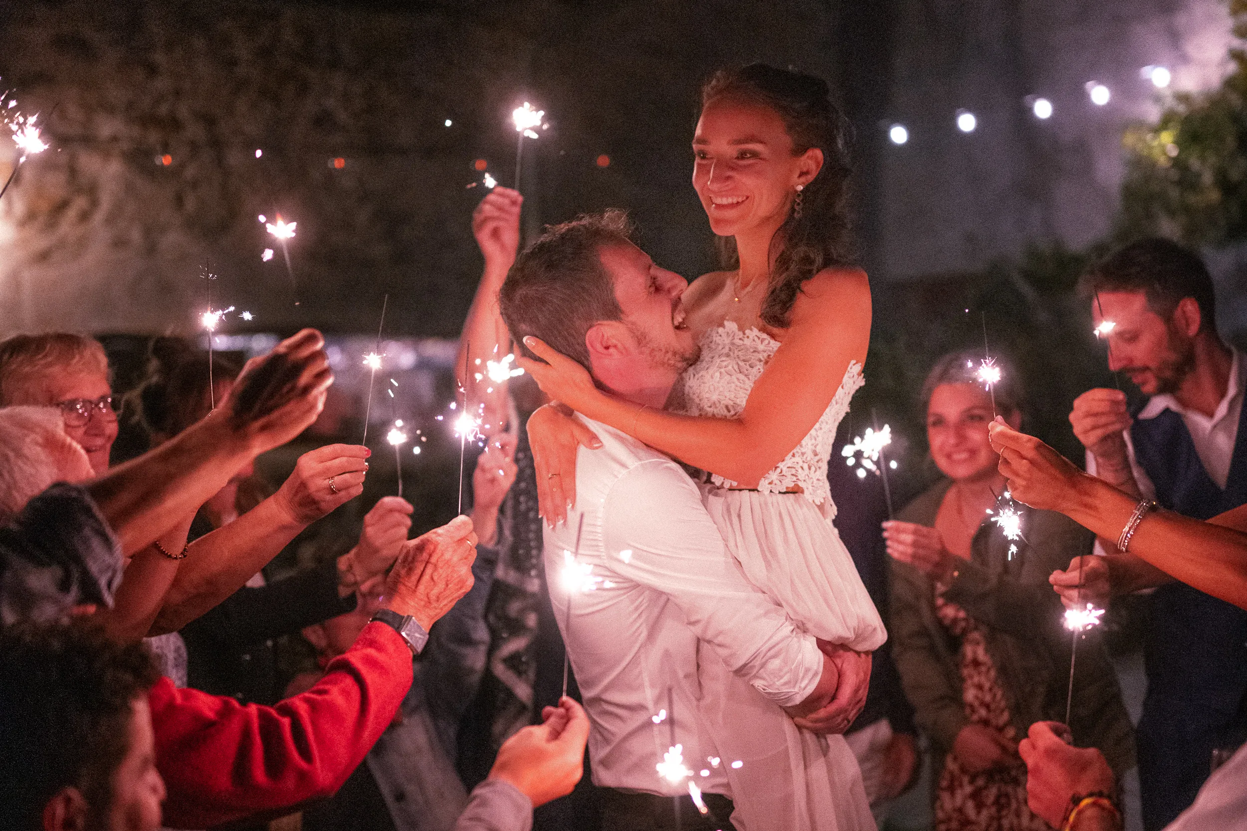 Ambiance du soir lors d'un mariage enchanté au pied des Pyrénées