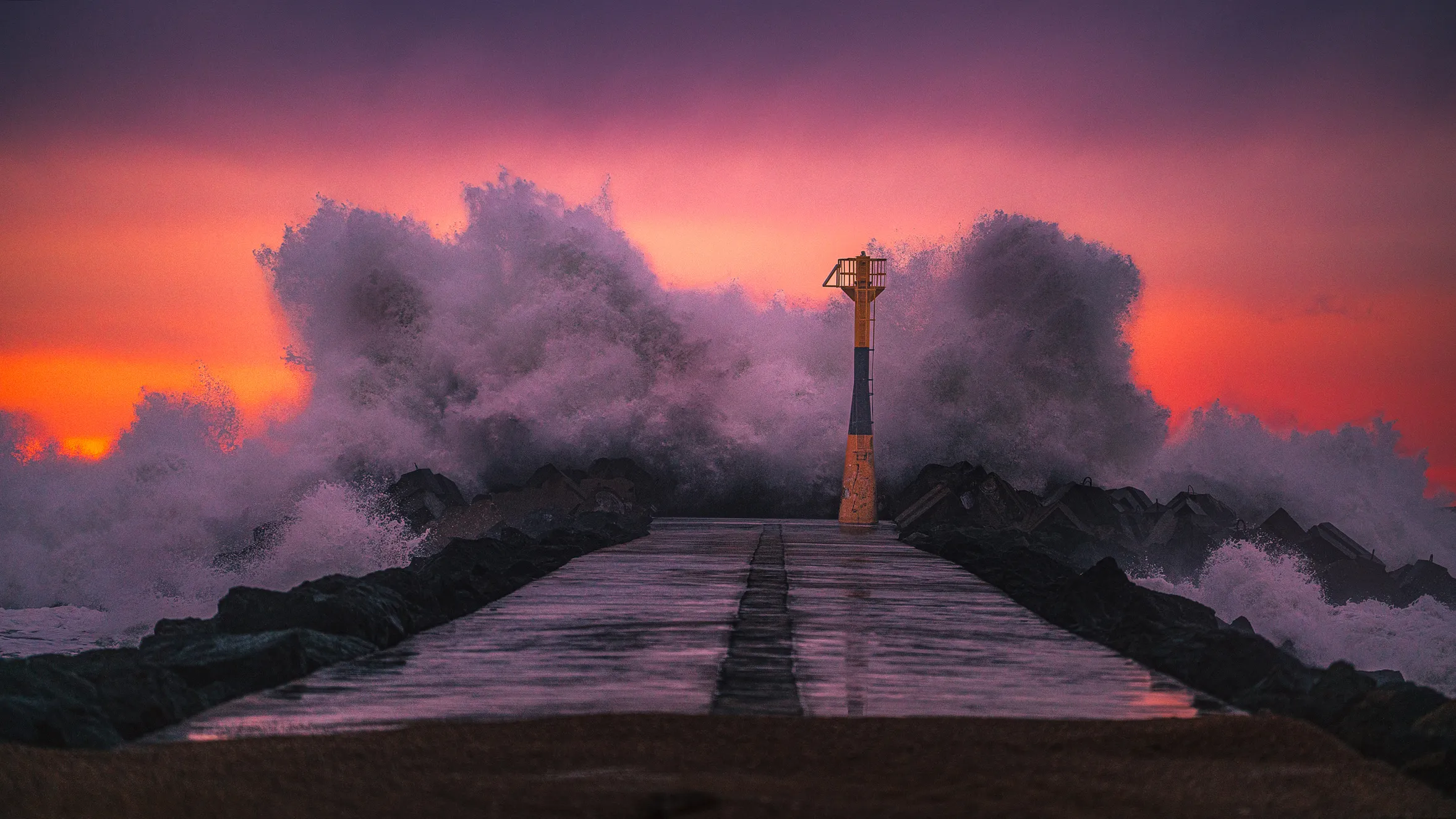 Tempête Ingrid au large de la côte basque à Anglet produisant des vagues massives