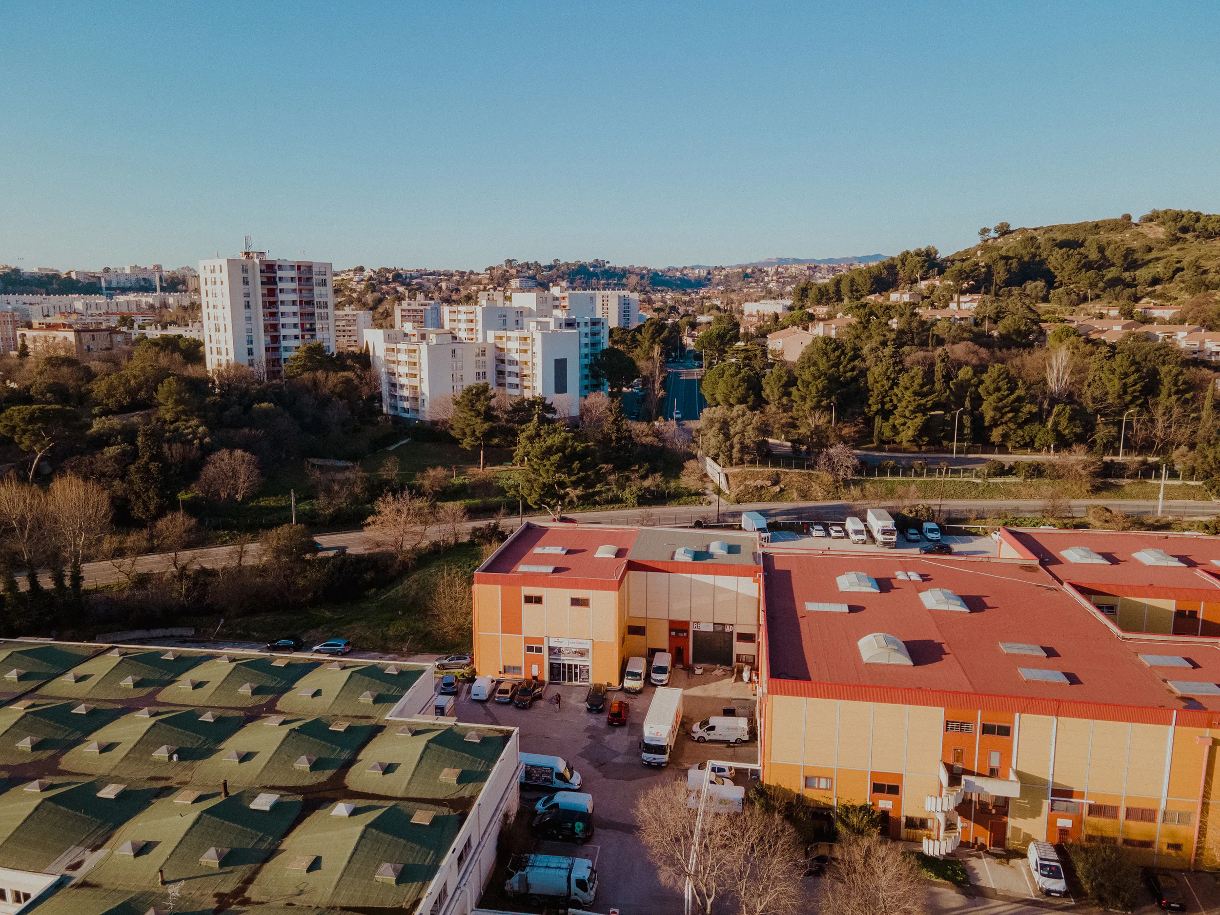 Vue aérienne de la boutique Euro4x4Parts et Japocat de Marseille, entre ville et collines