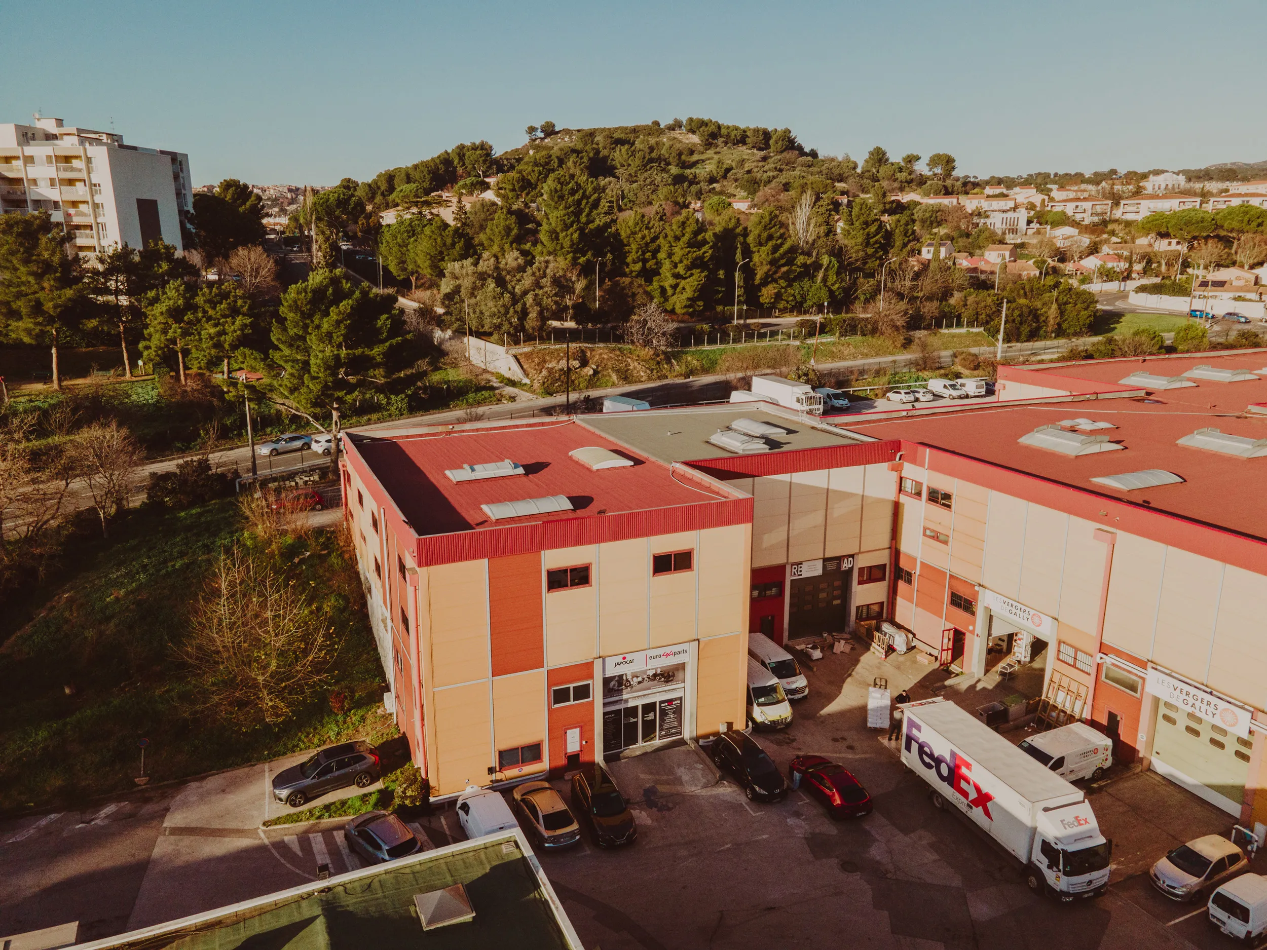 Vue aérienne au drone de la boutique Euro4x4Parts de Marseille et de ses quais de livraison