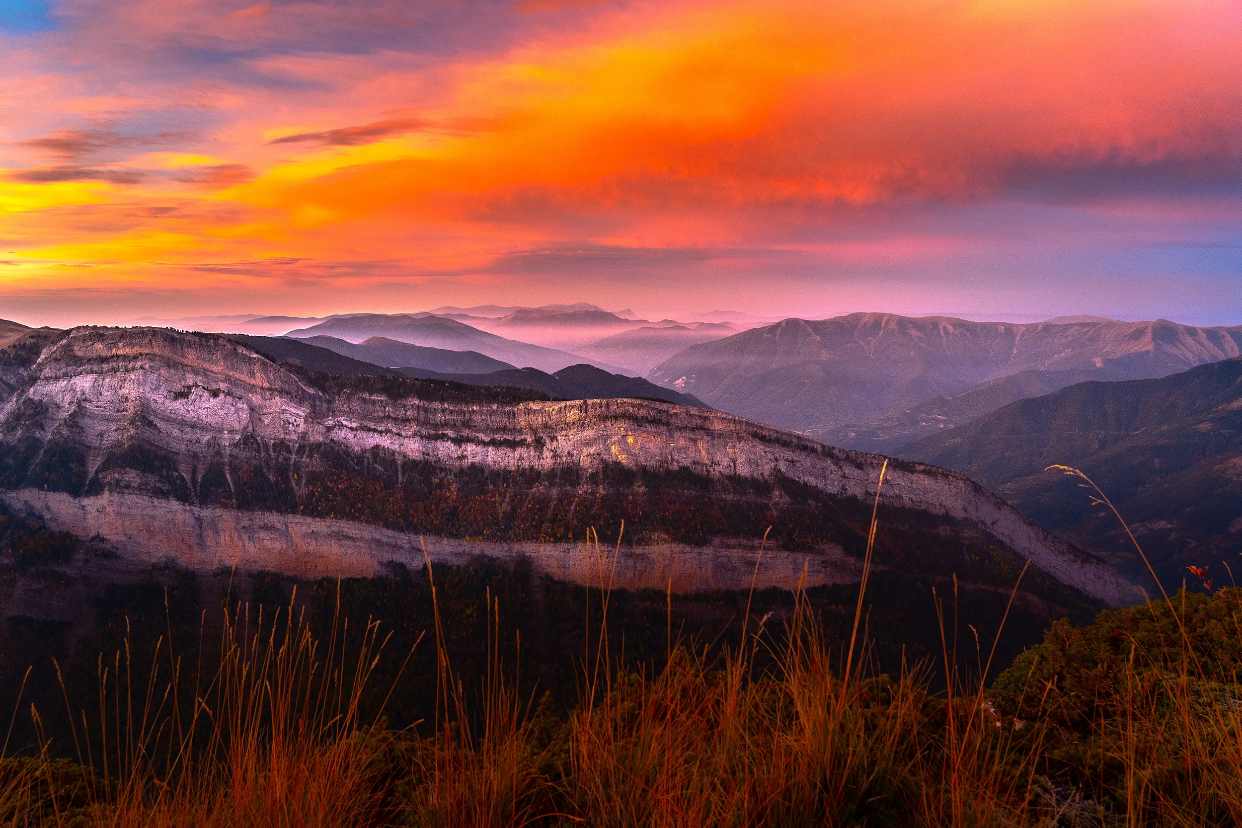 Ciel de feu au lever du soleil au-dessus des falaises stratifiées et des sierras du canyon d'Ordesa