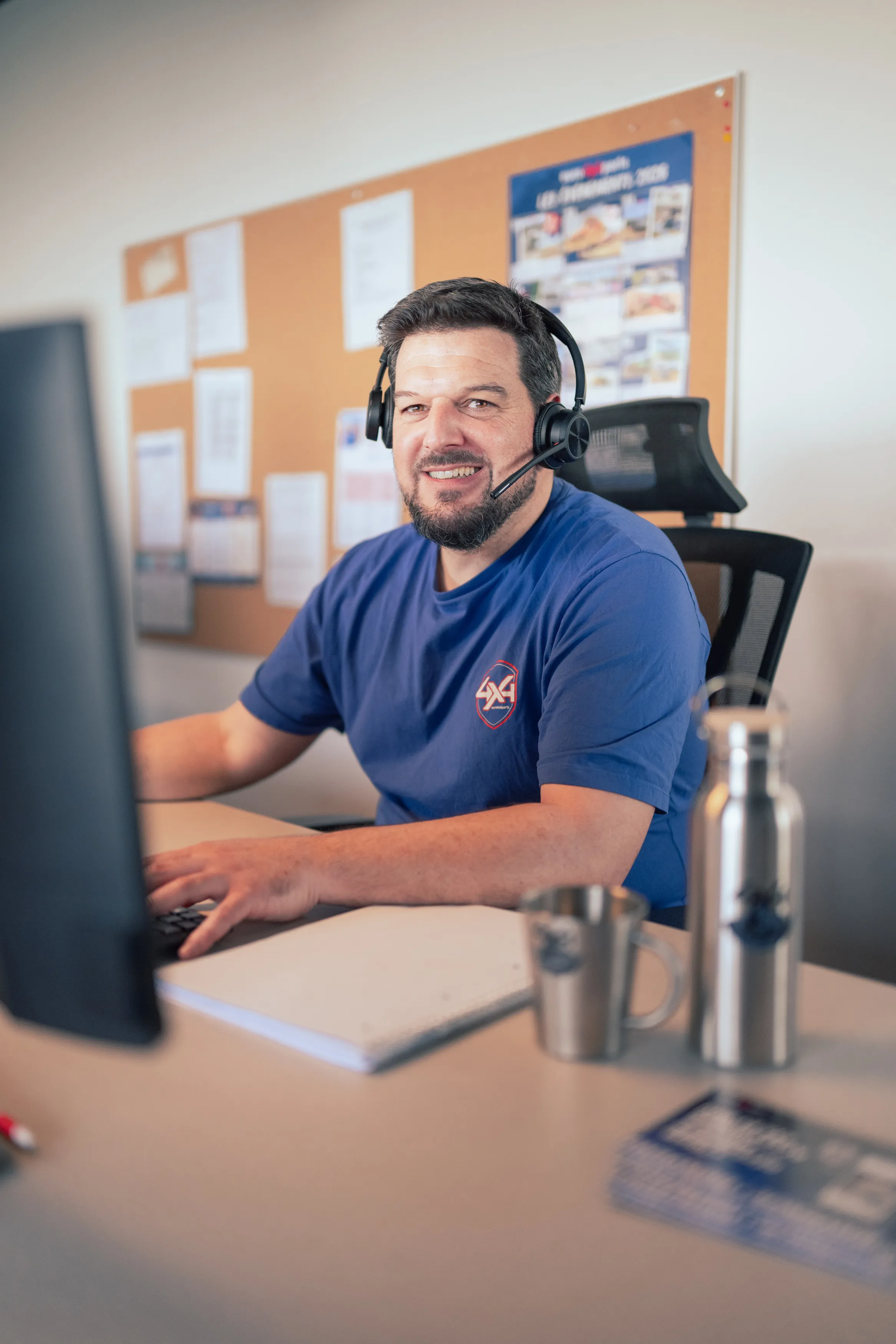 Conseiller de télévente souriant, casque sur les oreilles