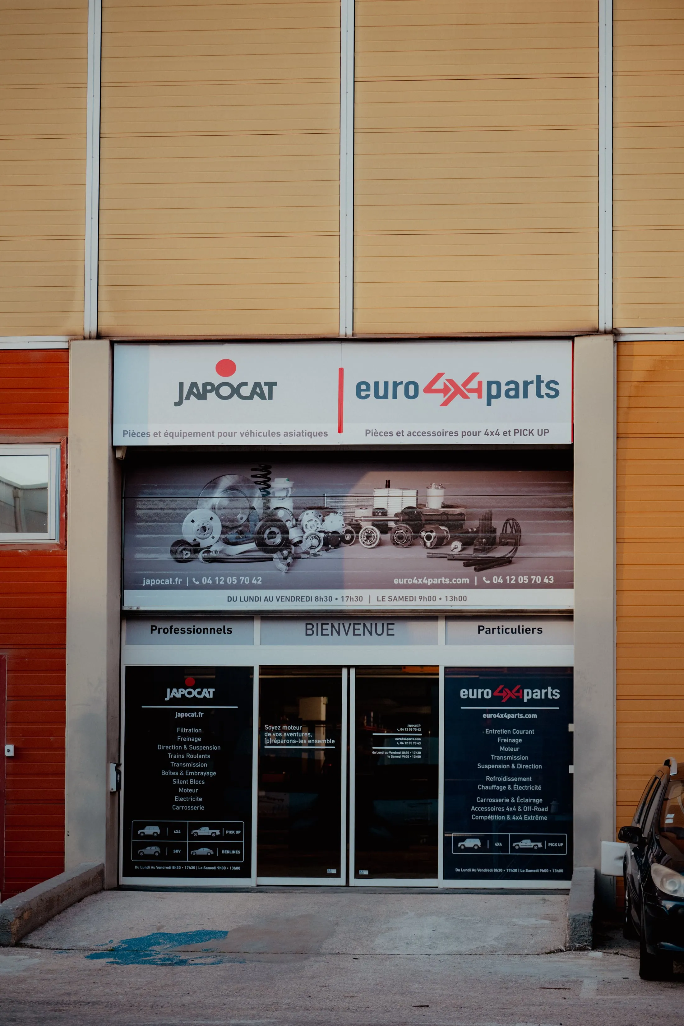 L'entrée de la boutique Euro4x4Parts et Japocat de Marseille