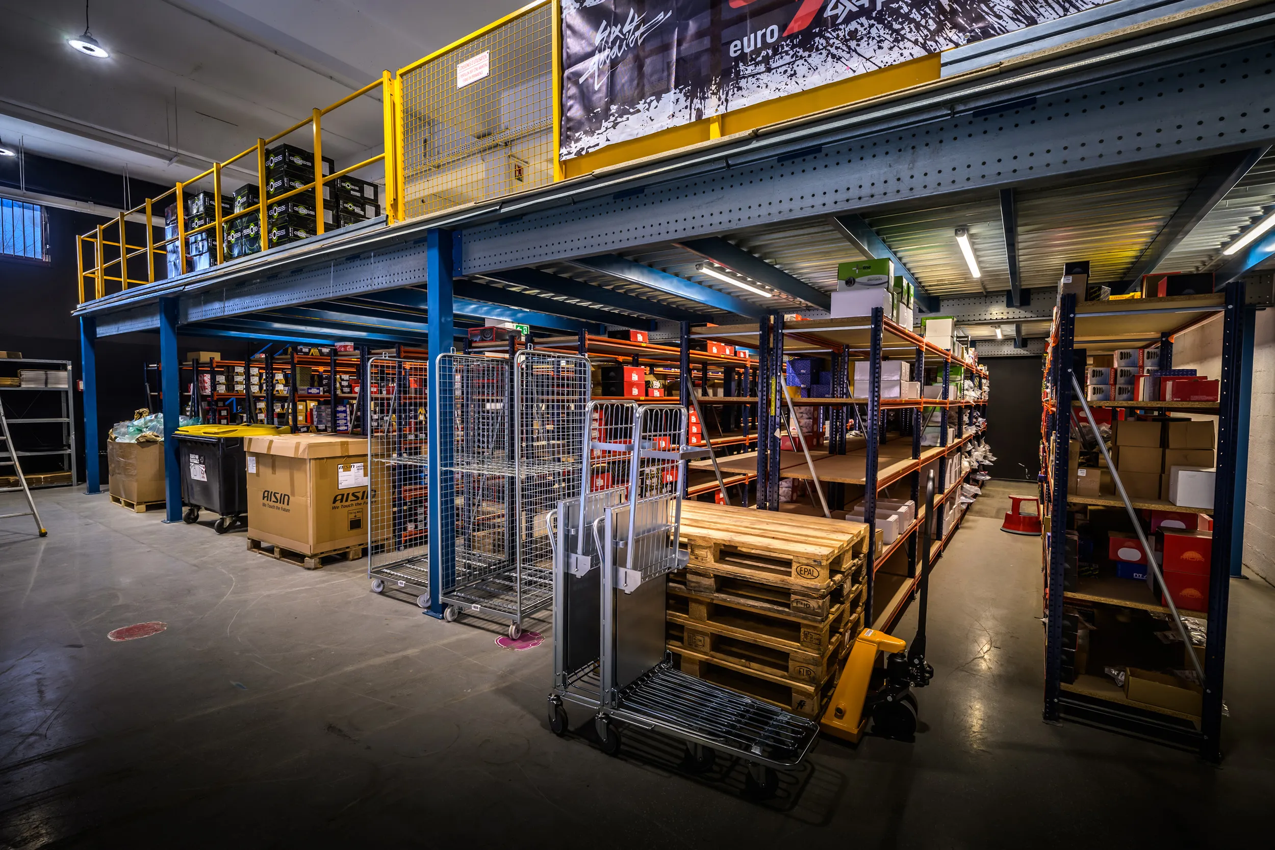 L'entrepôt et sa mezzanine de stockage à la boutique Euro4x4Parts de Marseille
