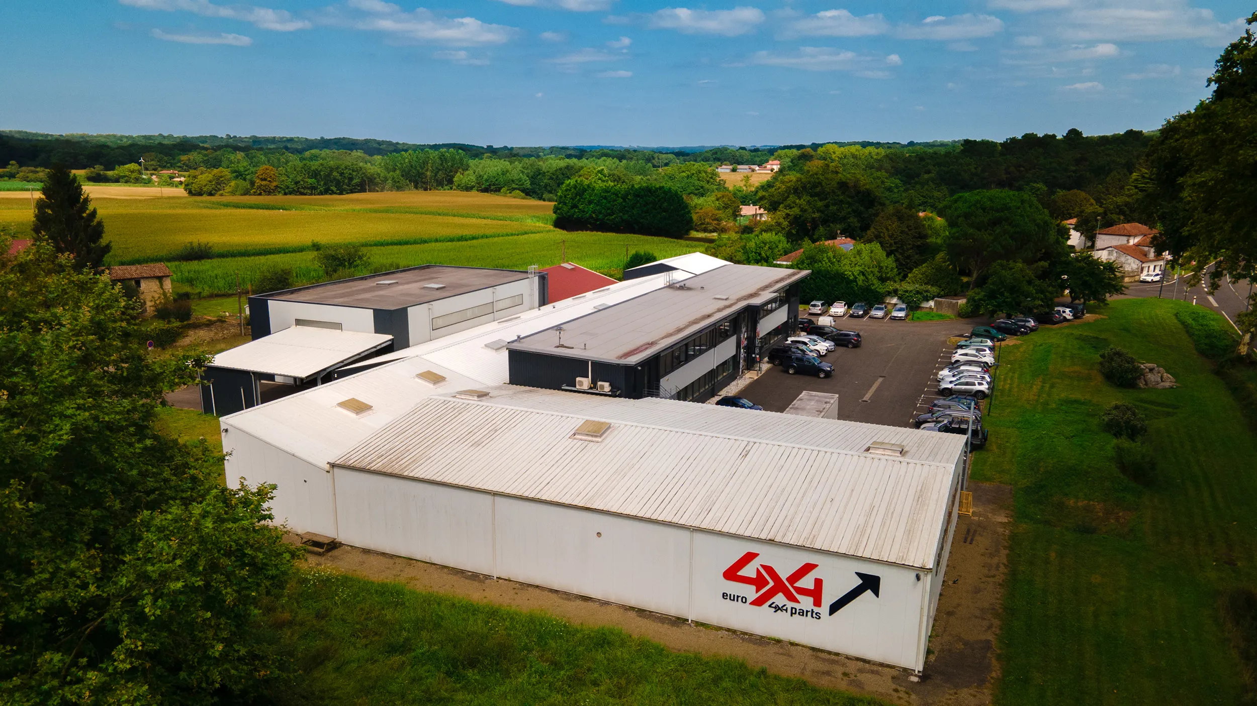 Vue aérienne de l'entrepôt d'Euro4x4Parts au milieu de la campagne