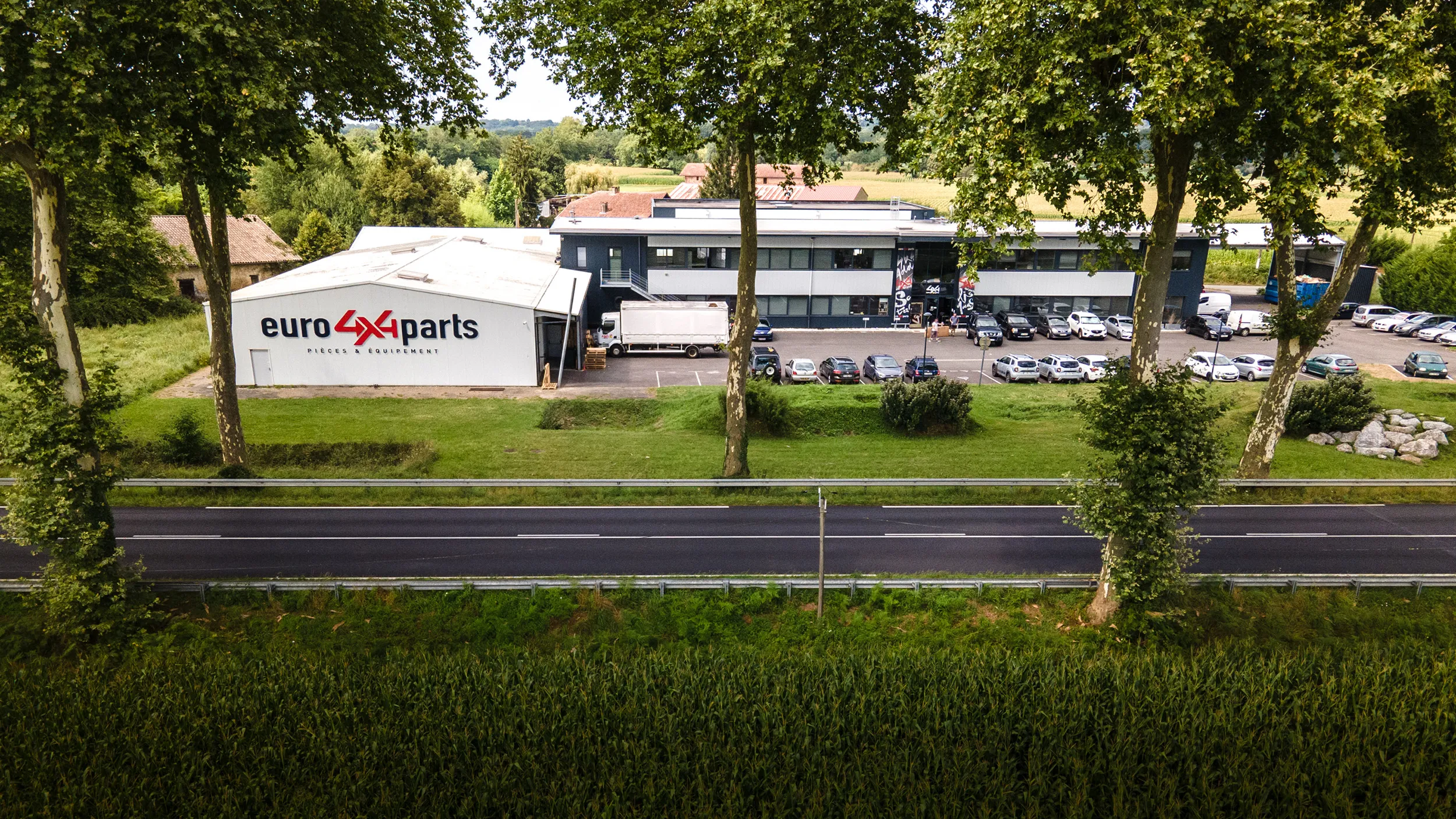 Le siège d'Euro4x4Parts vu depuis l'autre côté de la route