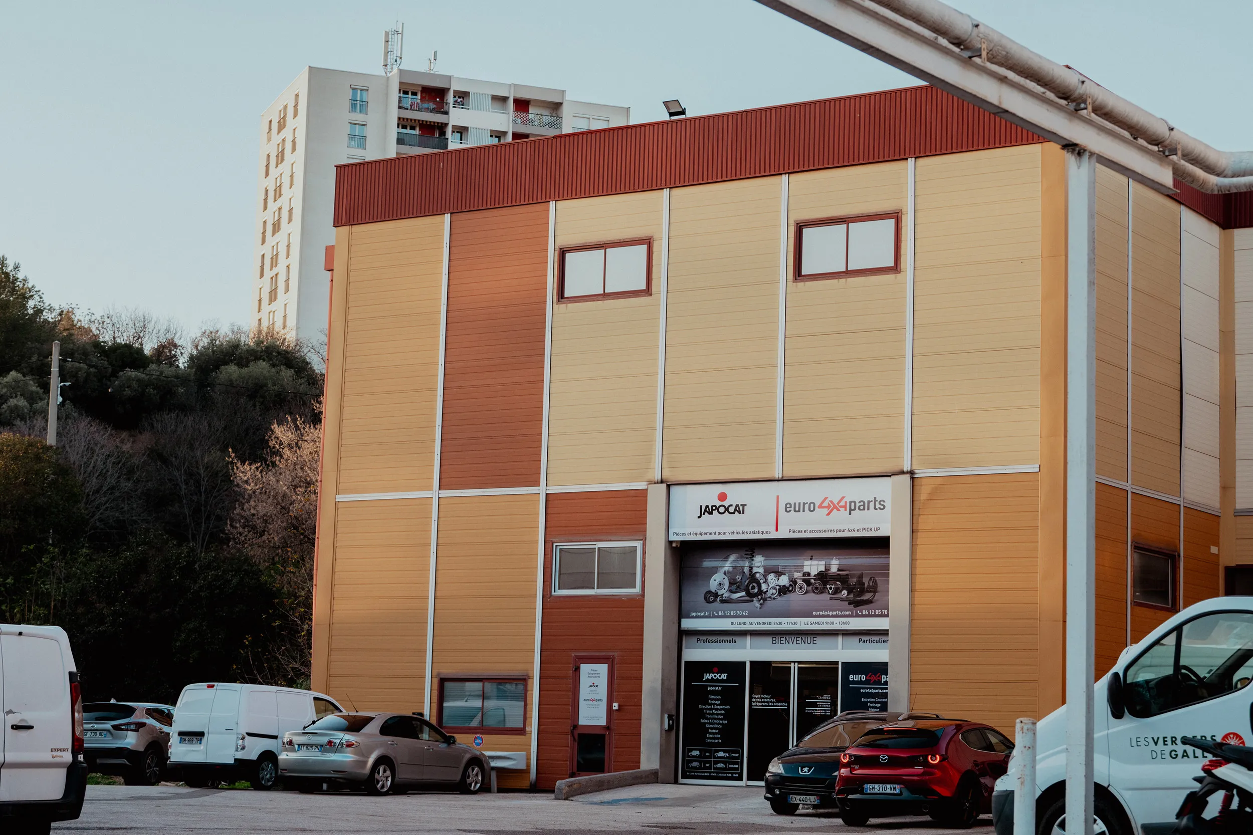 Façade de la boutique Euro4x4Parts et Japocat de Marseille au soleil couchant