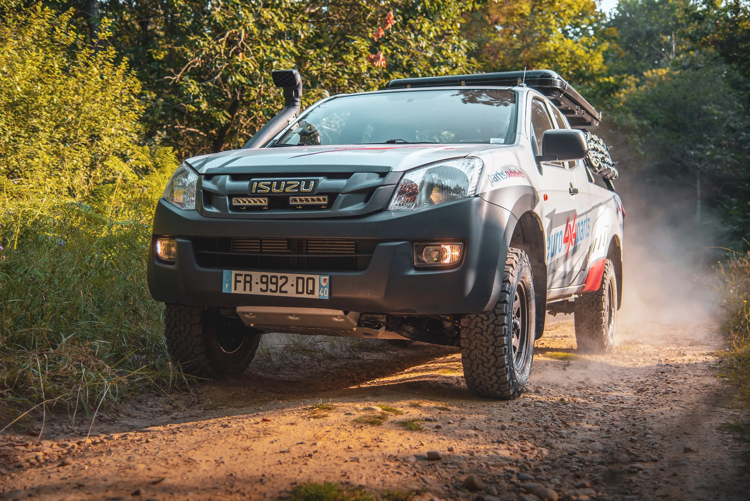 Isuzu D-Max préparé aux couleurs d'Euro4x4Parts sur une piste poussiéreuse