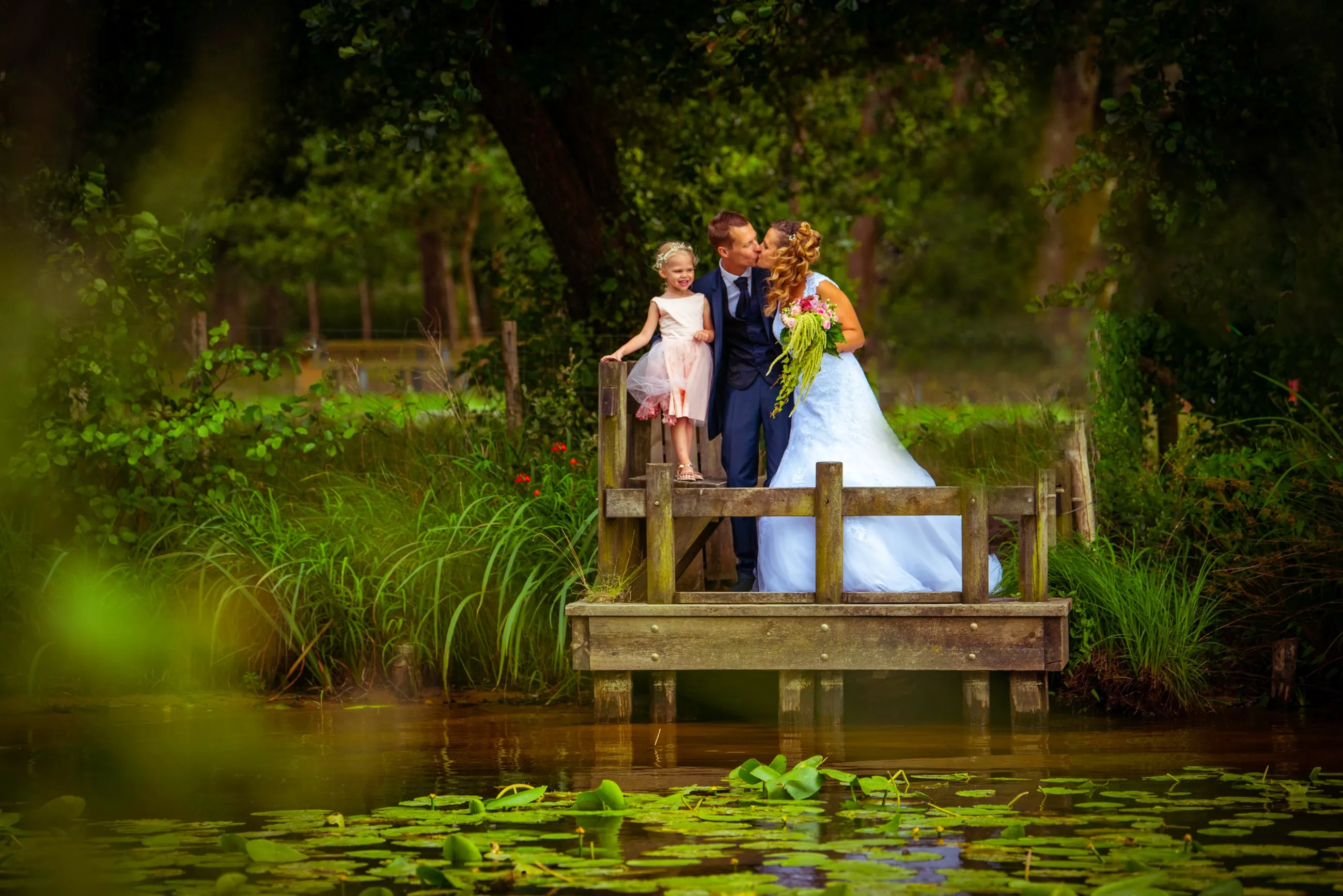 Les mariés sur un ponton au milieu des nénuphars, mariage à Soustons