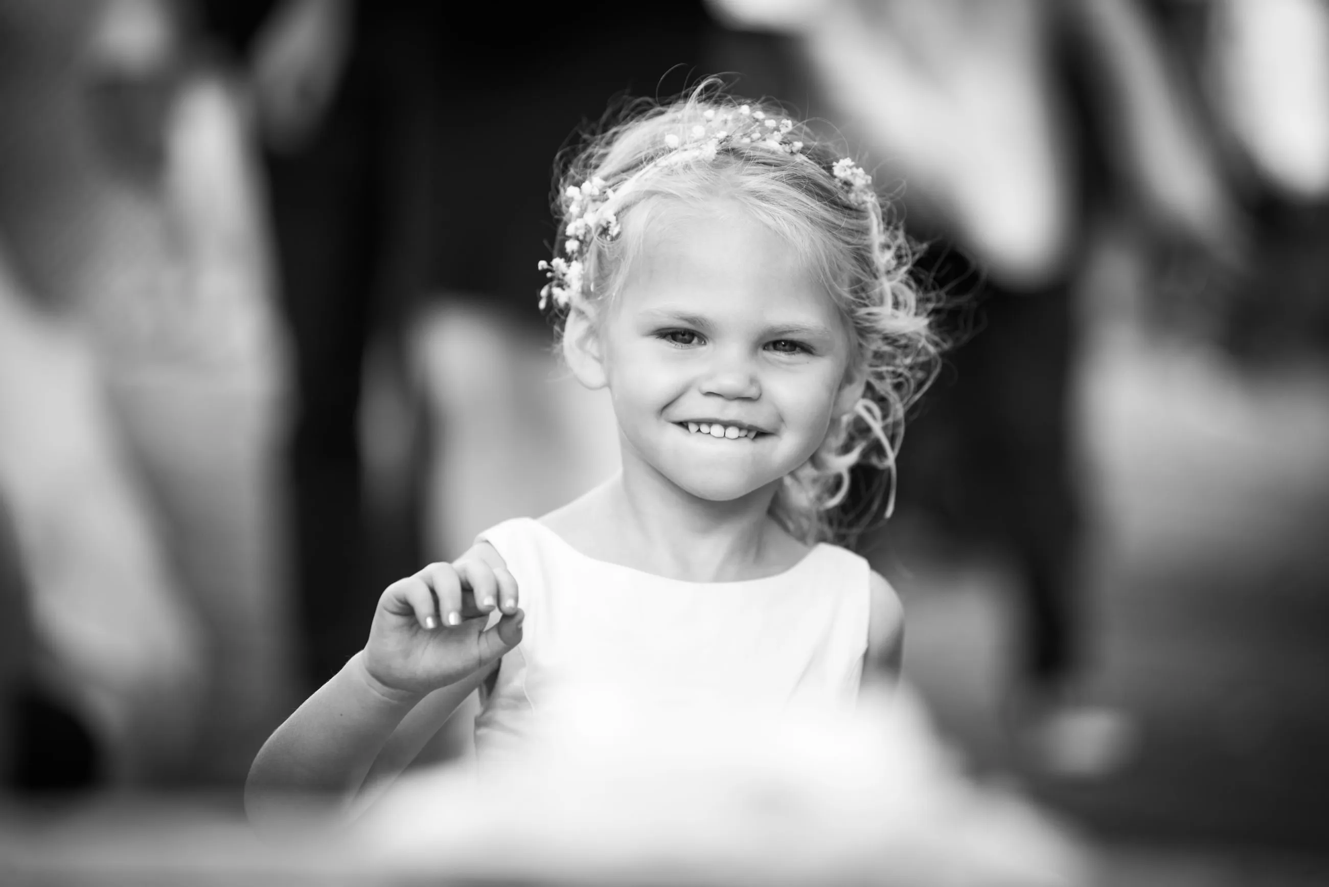 Sourire d'une petite demoiselle d'honneur, en noir et blanc