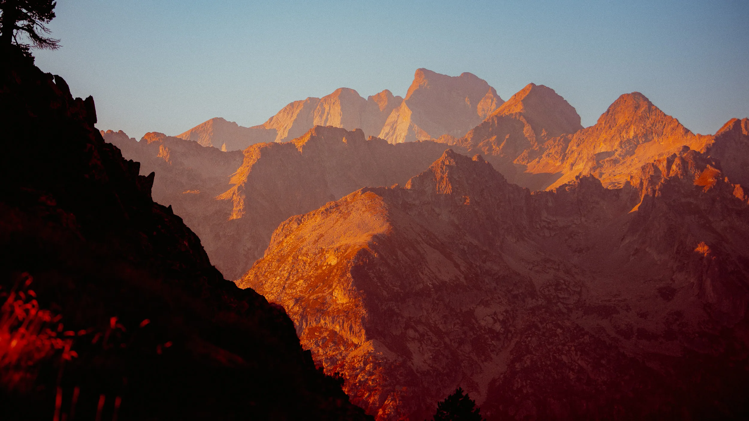 Les sommets du massif du Vignemale dorés par le soleil couchant, vus depuis le col de Hougade