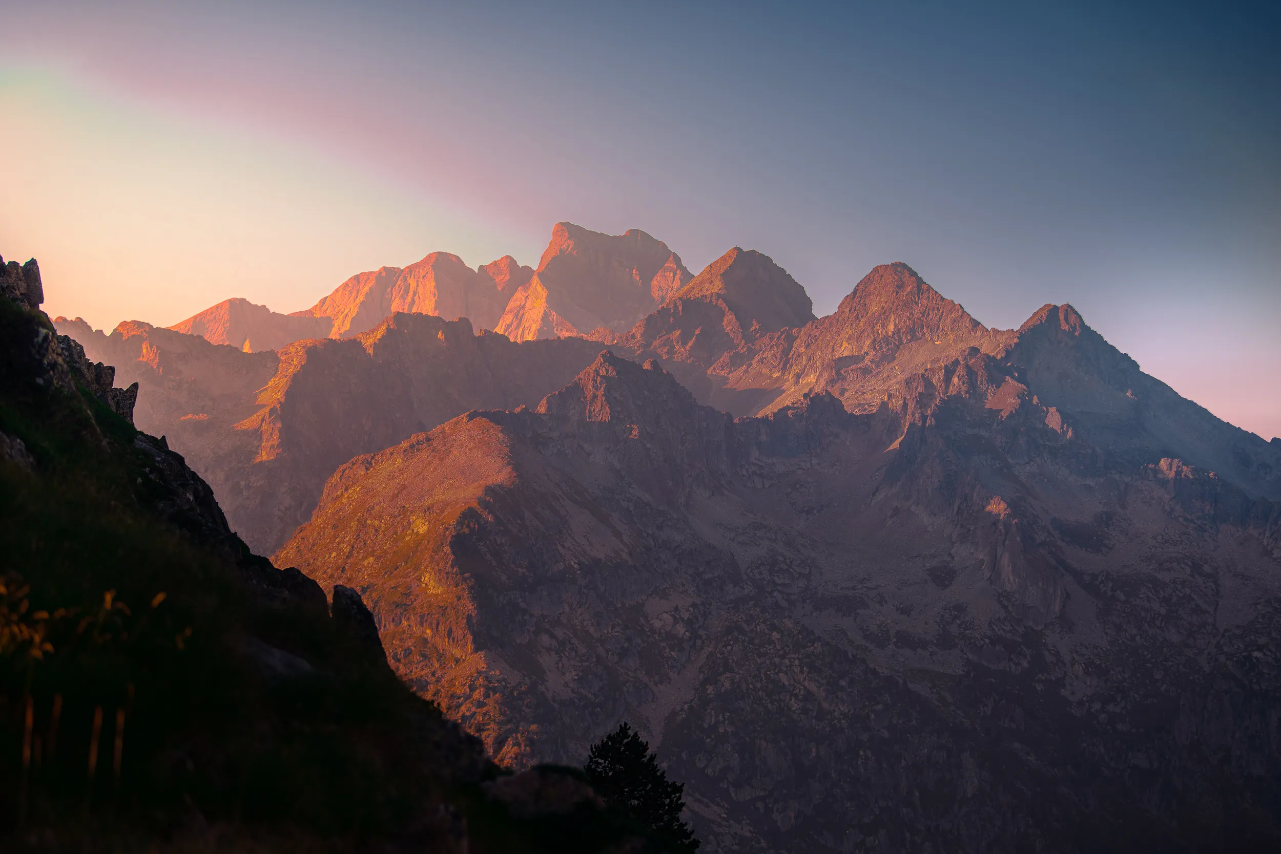 Le massif du Vignemale teinté de rose sous un ciel pastel, vu depuis le col de Hougade