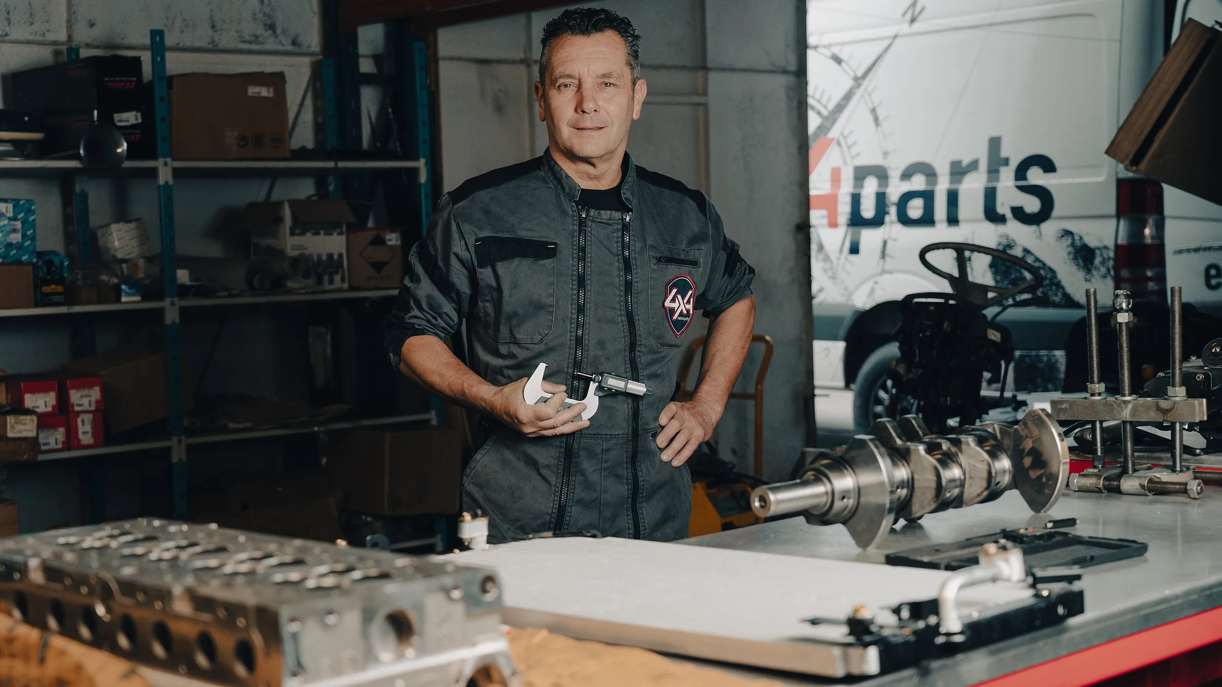 Mécanicien Euro4x4Parts dans son atelier, pièces moteur sur l'établi
