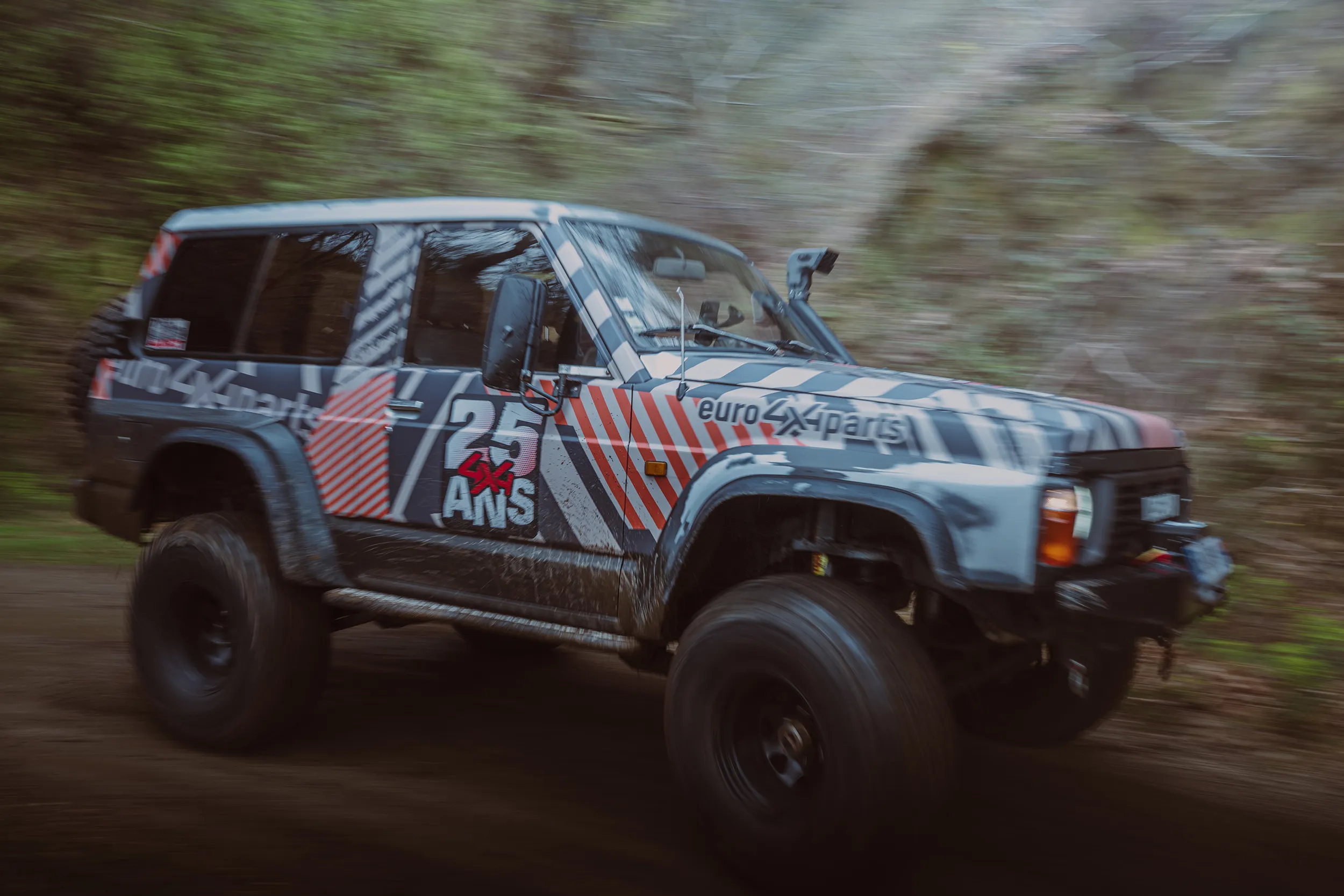 Nissan Patrol des 25 ans d'Euro4x4Parts en pleine vitesse sur une piste forestière