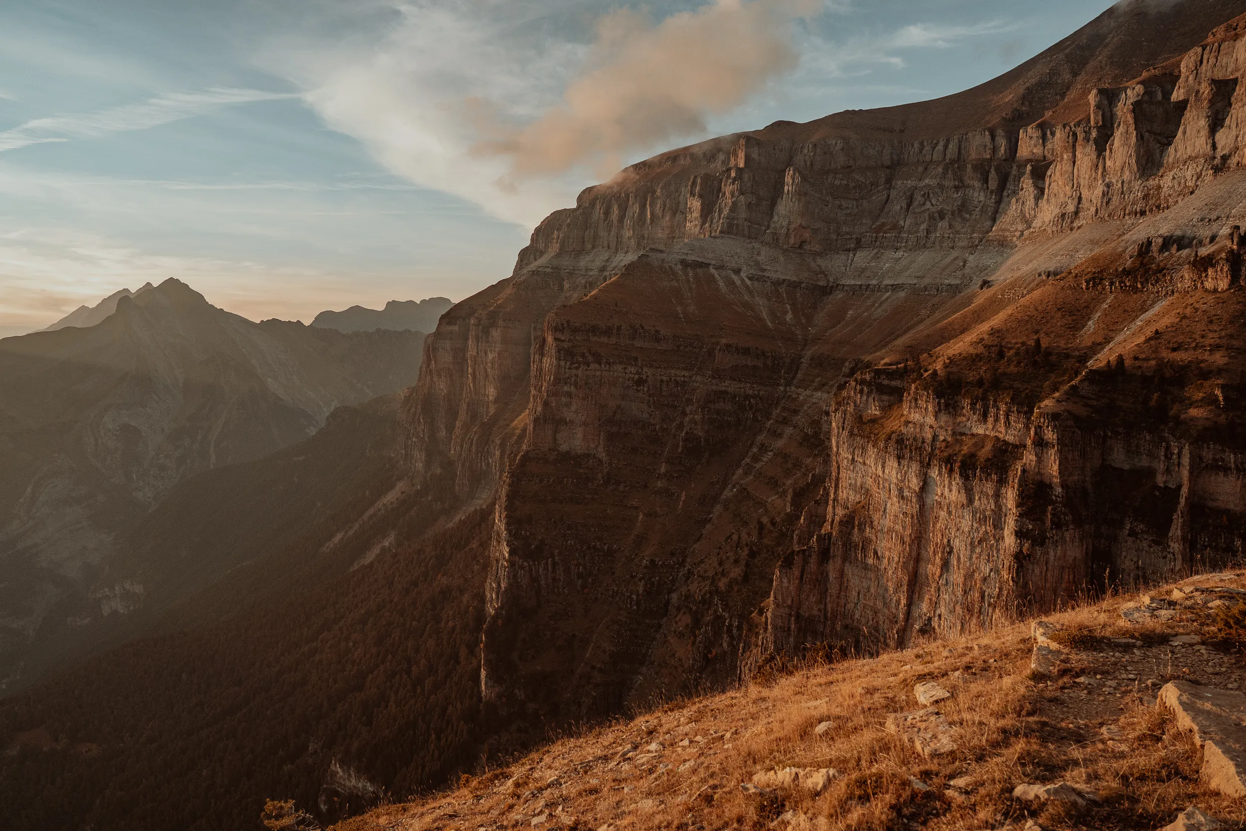 Les immenses falaises stratifiées du canyon d'Ordesa dorées par la lumière de fin de journée