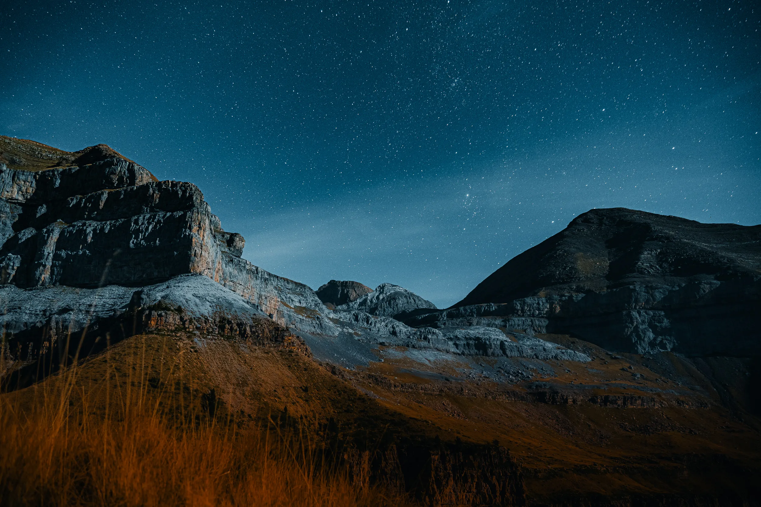 Ciel étoilé au-dessus des falaises du parc national d'Ordesa, éclairées par la lune