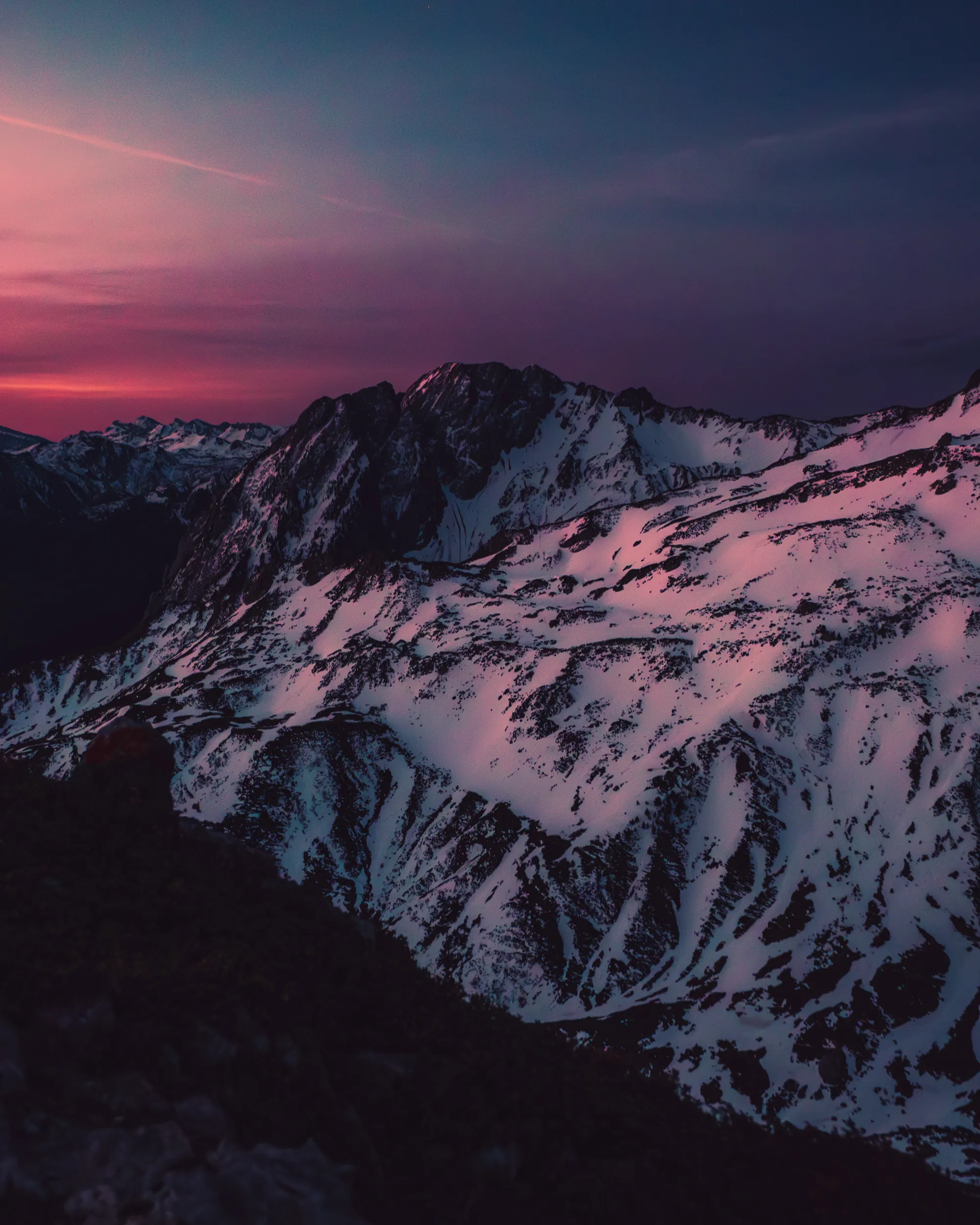 Des crêtes enneigées teintées de rose par l'alpenglow, vues depuis les orgues de Camplong
