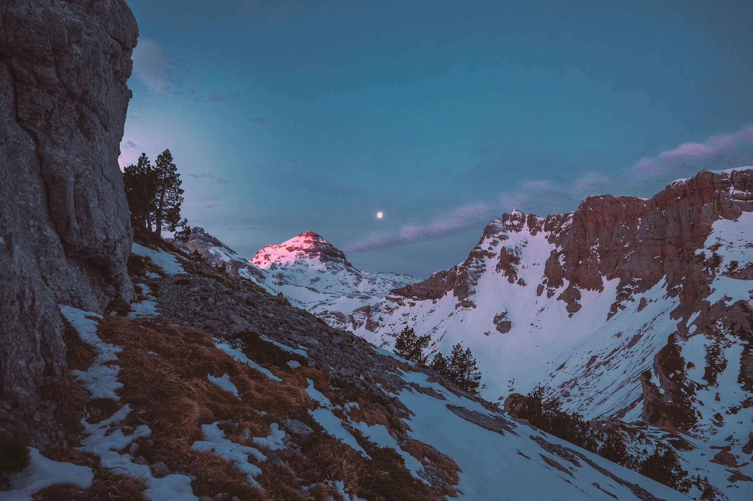 Le pic d'Anie rosi par le soleil couchant et la lune qui se lève, depuis les orgues de Camplong