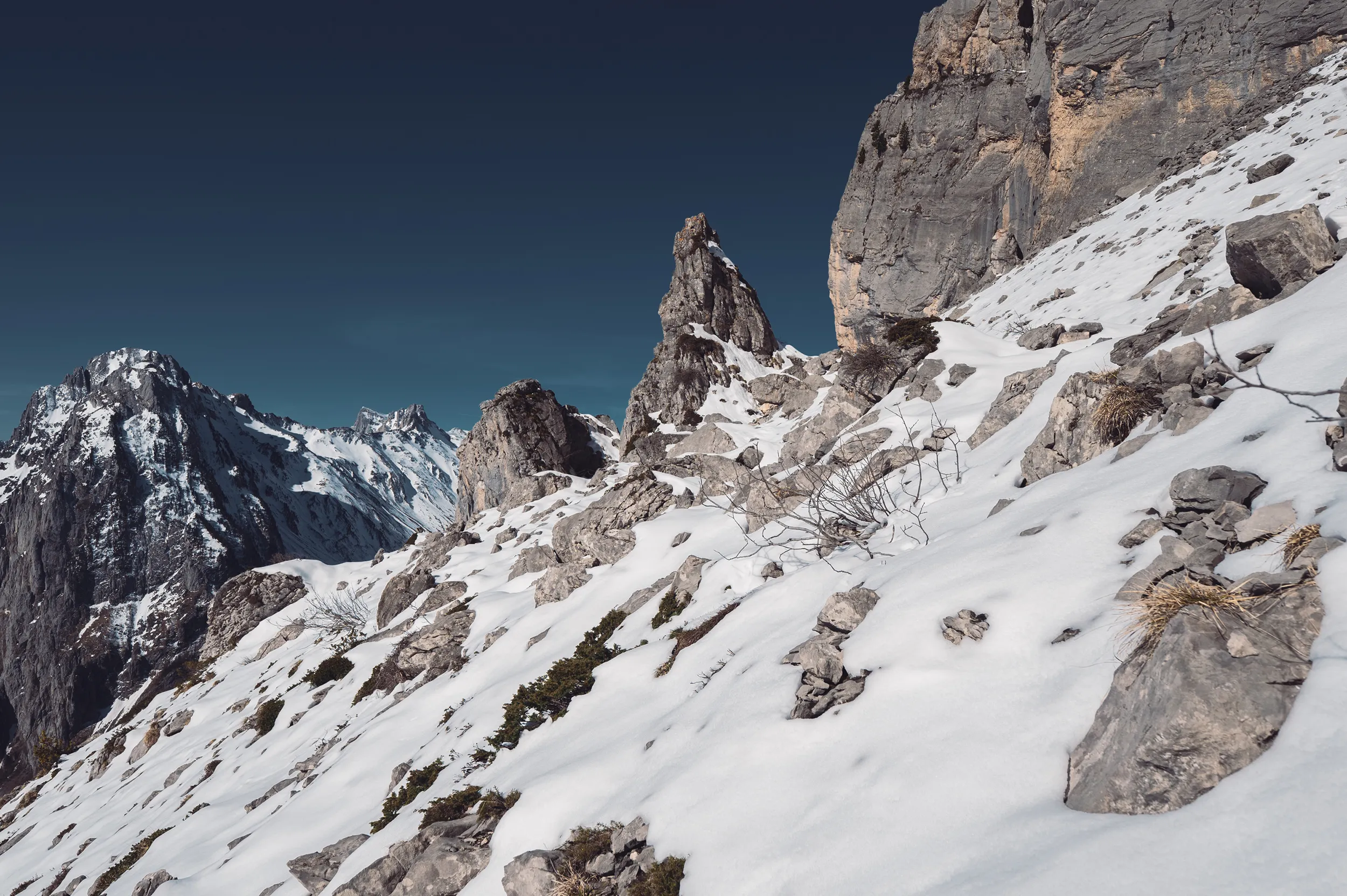 Aiguilles calcaires et pentes enneigées des orgues de Camplong, face aux sommets de la vallée d'Aspe