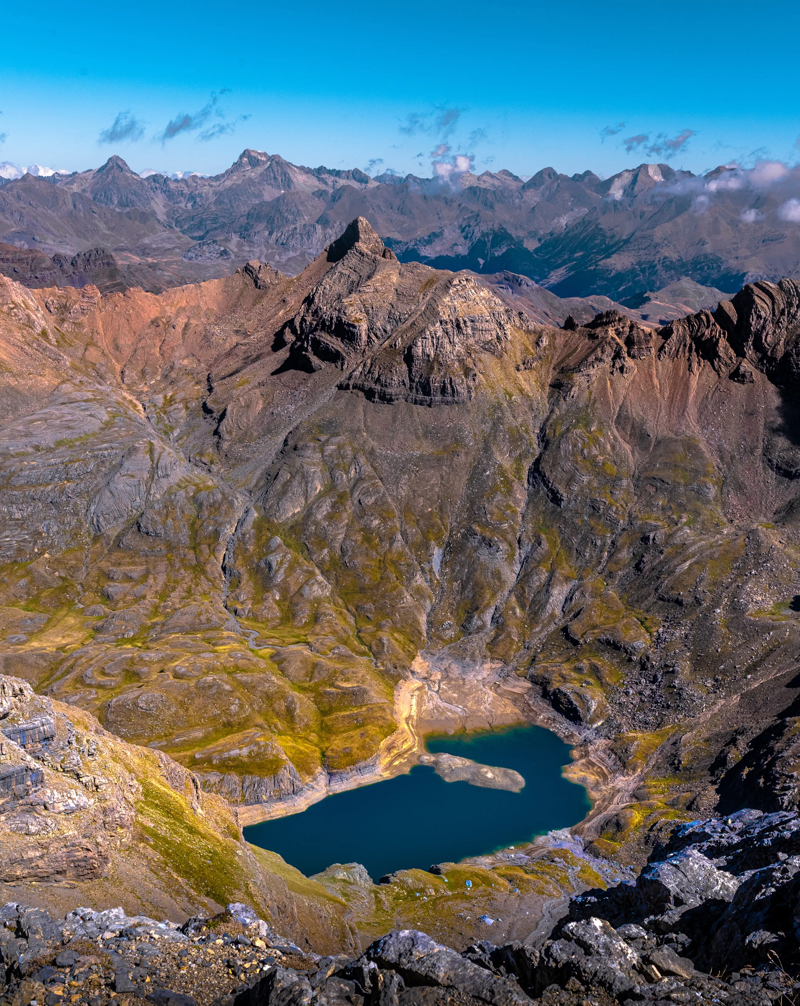 Vue plongeante depuis la Peña Collarada sur un lac d'altitude et une mer de sommets aragonais