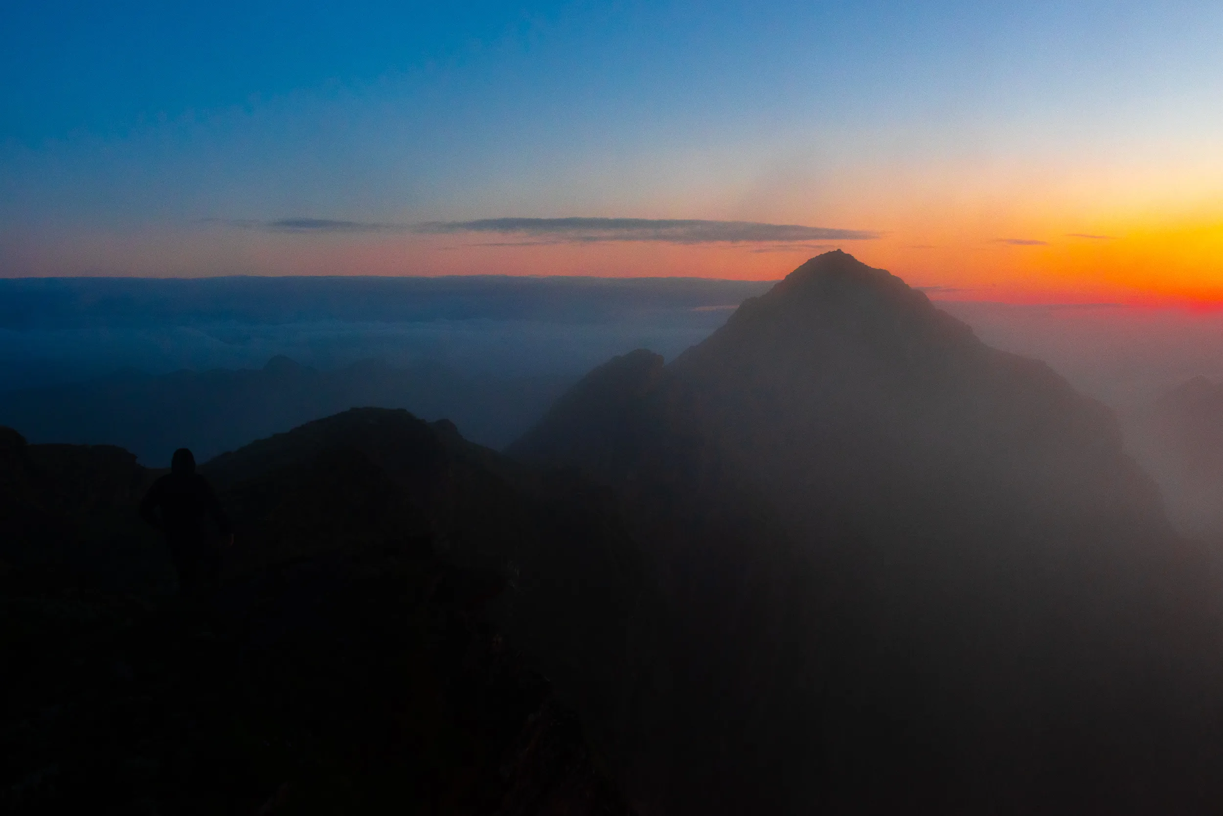 Le pic du Montagnon d'Iseye se découpe dans la brume au coucher du soleil, vallée d'Ossau