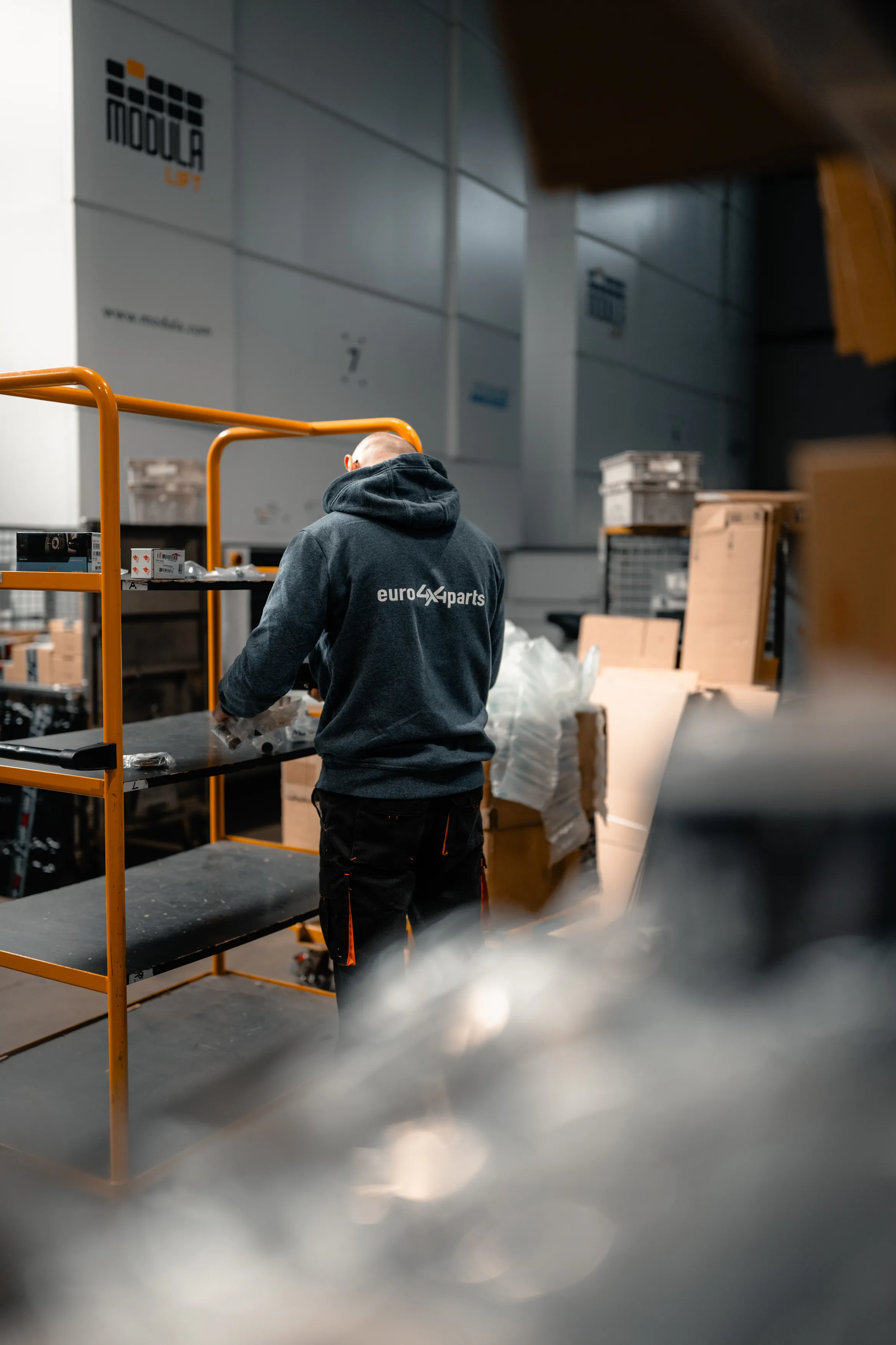 Employé Euro4x4Parts de dos à son poste d'expédition