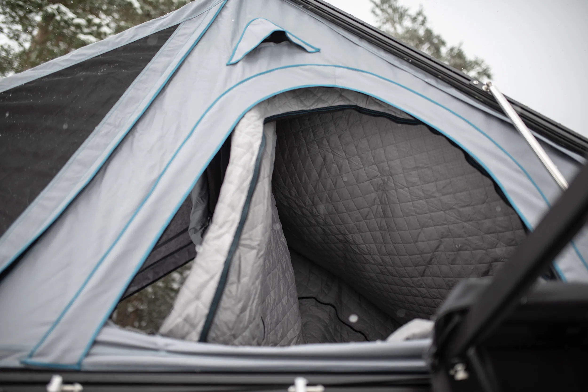 Détail de l'intérieur matelassé d'une tente de toit