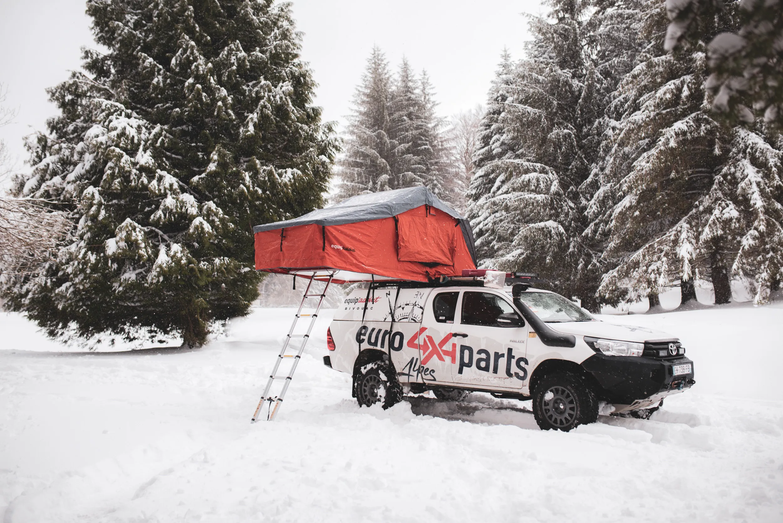 Toyota Hilux Euro4x4Parts avec sa tente de toit dépliée dans la neige