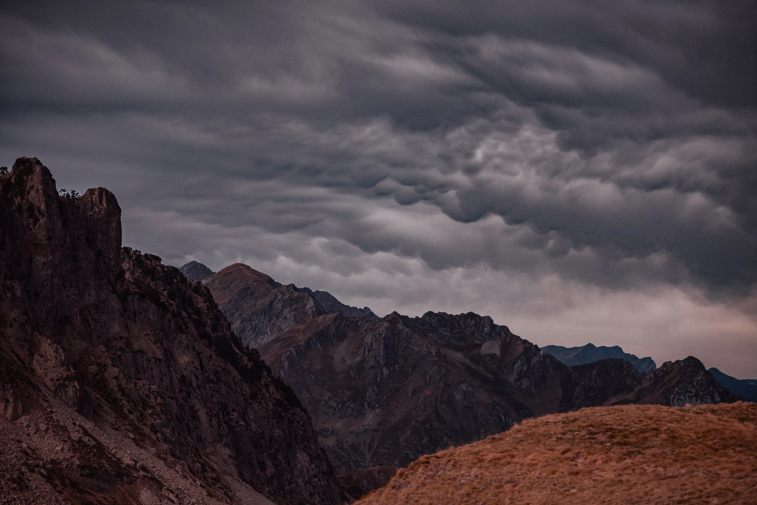 Des nuages mammatus annoncent l'orage au-dessus des sommets de la vallée d'Ossau