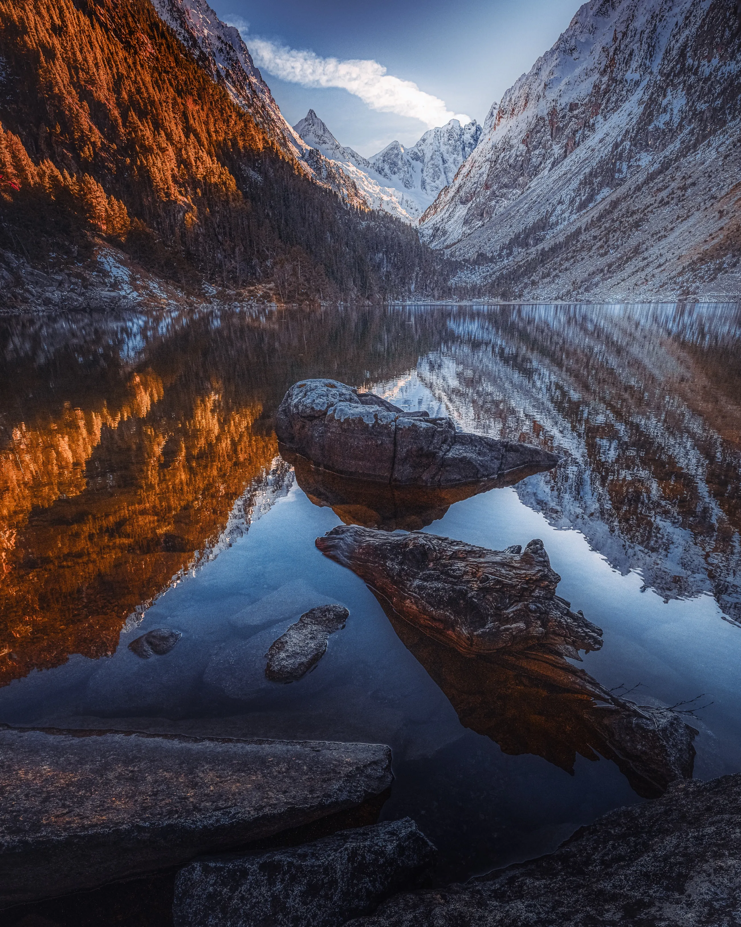 Le lac de Gaube, parfait miroir des versants embrasés et des neiges du Vignemale, près de Cauterets